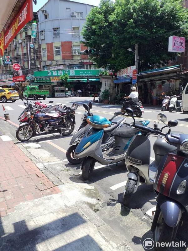走在新北市的人行道上，那才真的是「行人地獄」！店家佔用、汽機車違停、廣告招牌矗立、盆栽佔地為王……真是不勝枚舉。結果行人無法使用「人行道」，被迫走在馬路邊。 張文隆/攝