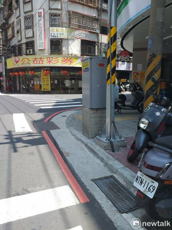 走在新北市的人行道上，那才真的是「行人地獄」！店家佔用、汽機車違停、廣告招牌矗立、盆栽佔地為王……真是不勝枚舉。結果行人無法使用「人行道」，被迫走在馬路邊。 張文隆/攝