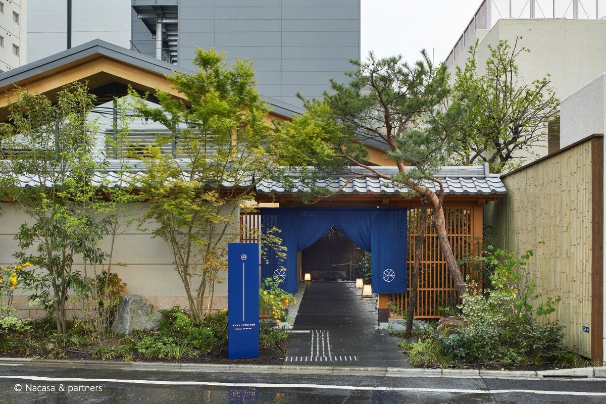 「ONSEN RYOKAN 由緣 新宿」大門以傳統建築方式呈現，設計出獨特的傳統風味。 圖：東京觀光事務所台灣辦事處／提供