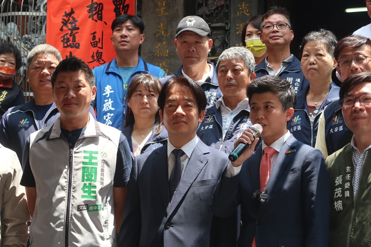 副總統賴清德等人前往火聖廟參拜，陪同的還有市議員苗博雅、王閔生等人 圖：林朝億/攝