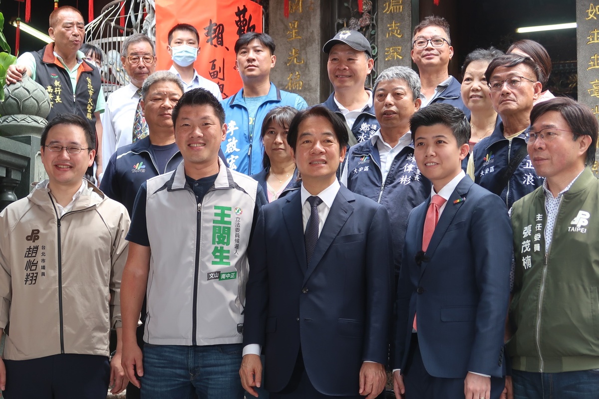 副總統賴清德等人前往火聖廟參拜，陪同的還有市議員苗博雅、王閔生等人 圖：林朝億/攝