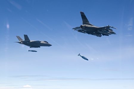韓國空軍的1架F-35戰鬥機（左）和美軍1架F-16戰鬥機（右）在韓國西海岸進行投彈演習。 圖：翻攝自韓國空軍