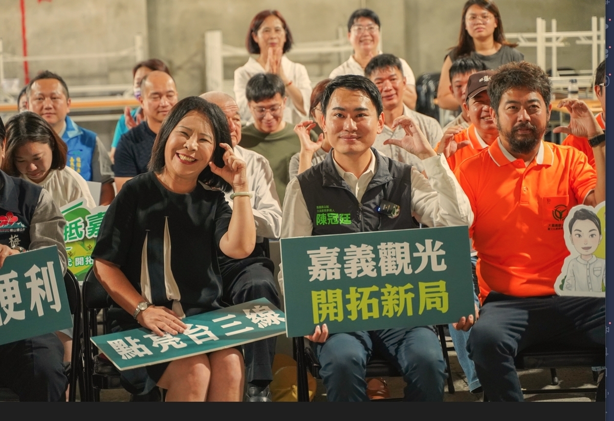陳冠廷（中）在政策記者會簡報時指出，嘉義縣幅員廣大，從台灣海峽，經過平原、丘陵，再一路攀升到大阿里山地區，可以從事的觀光活動非常多元。 圖：陳冠廷競選辦公室/提供