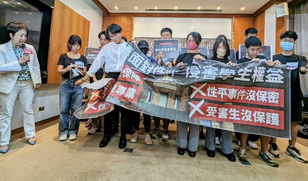 與會學生一起撕毀「台大性平低標」的大字報，發出學生們對於校方的怒吼。 圖：范雲辧公室提供