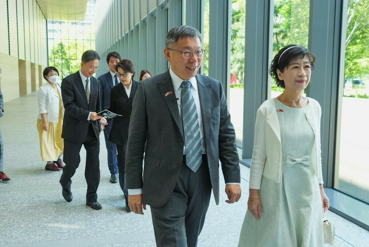 民衆黨總統參選人柯文哲與其妻子陳佩琪 圖：取自 陳佩琪Peggy 臉書