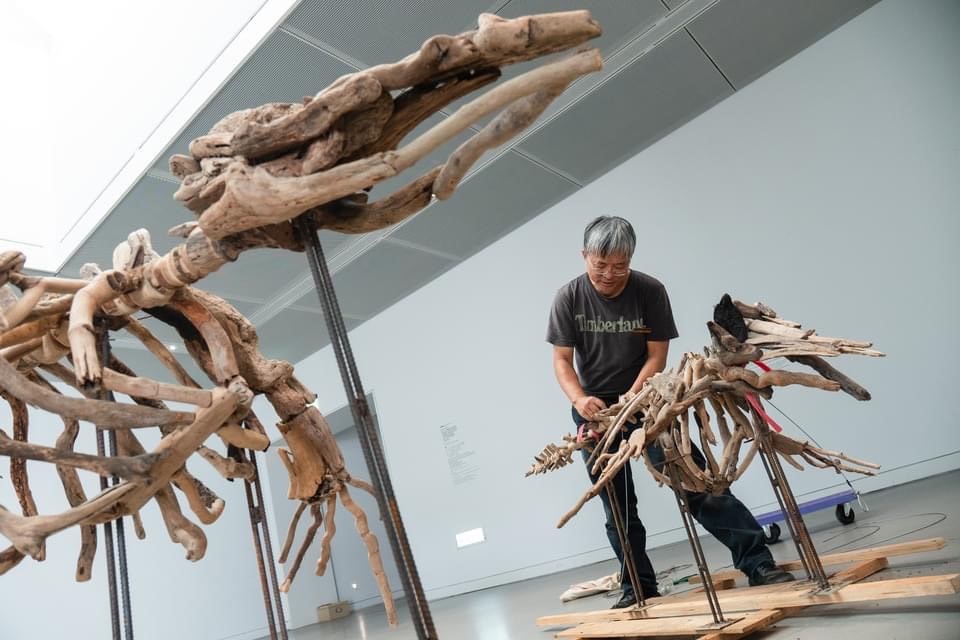 林純用「黑湧」個人創作展佈展現場。 圖：林純用／提供