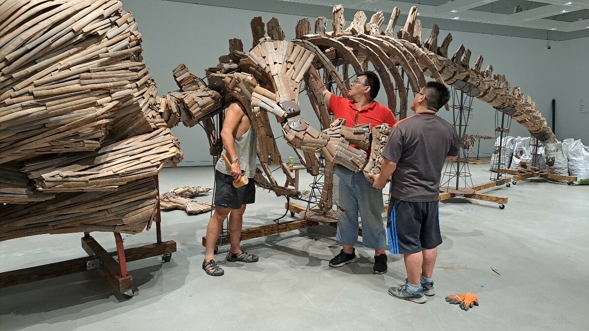 林純用「黑湧」個人創作展佈展現場。 圖：林純用／提供