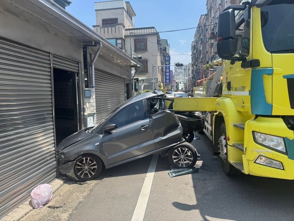 1輛混凝土壓送車20日行經苗栗市蕉嶺街路口，油壓支撐架突然滑脫撞毀停放路旁的自小客車，事故也波及民宅。（警方提供）中央社記者管瑞平傳真 115年5月21日