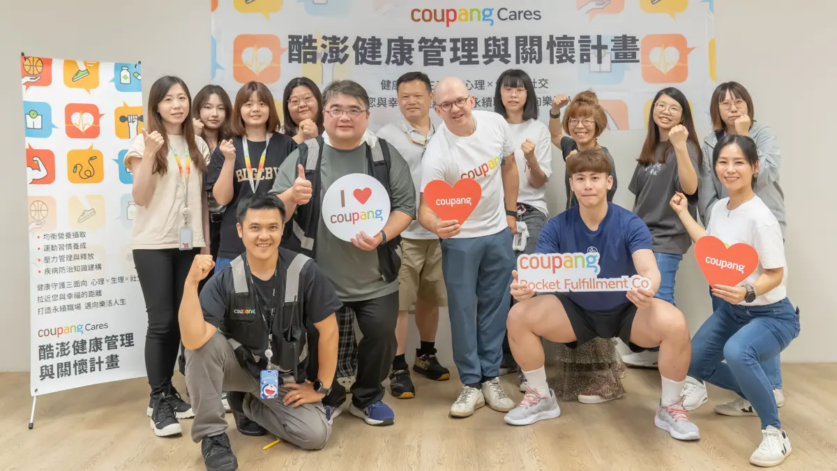 ▲Coupang酷澎台灣環境安全衛生長Mark Ross（中）鼓勵同仁在6周內積極參與，促進個人健康表現。（圖／業者提供）