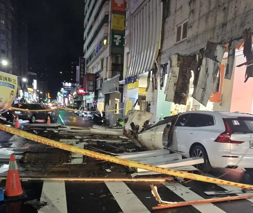 ▲台中市公益路整面大型廣告看板掉落，造成白色休旅車及車上女子受困。（圖／台中市政府提供，2026.06.15）