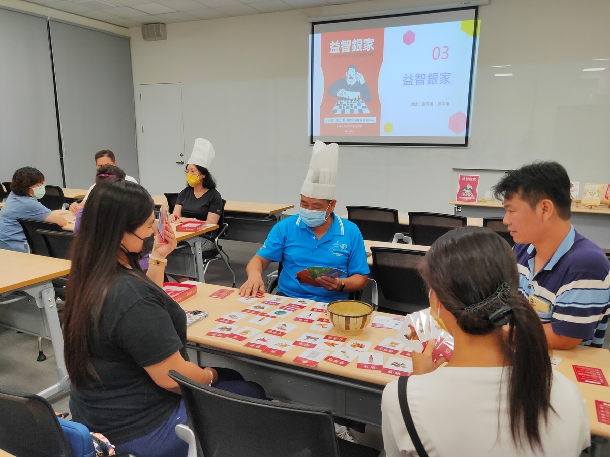 圖書館規劃適合長輩學習及促進健康的多元閱讀及藝文研習活動。 台中市政府文化局/提供