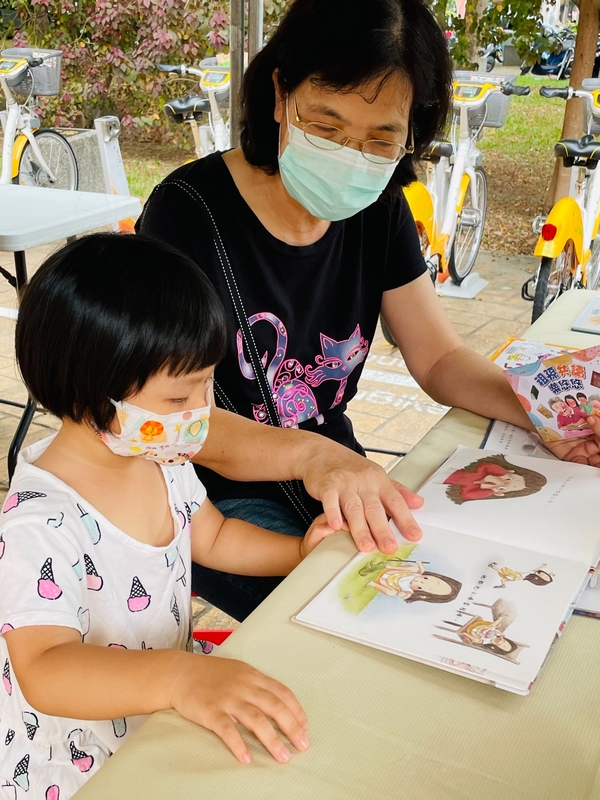 牽孫來圖書館，祖孫共讀樂悠悠。 台中市政府文化局/提供
