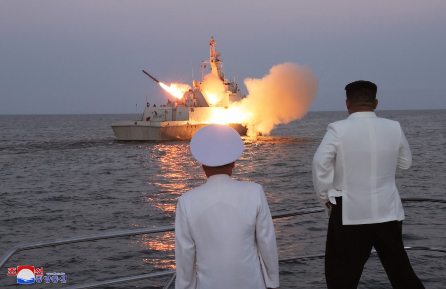 北韓宣稱所屬警衛艦成功發射戰略巡航導彈命中目標。但南韓稱應只是艦對艦導彈，且未命中靶標。 圖：翻攝自朝中社