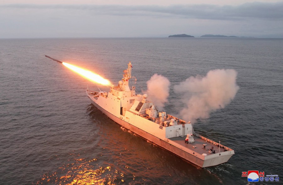 北韓宣稱所屬警衛艦成功發射戰略巡航導彈命中目標。但南韓稱應只是艦對艦導彈，且未命中靶標。 圖：翻攝朝中社