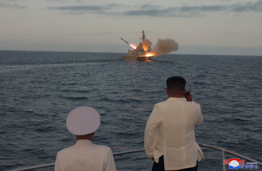 北韓宣稱所屬警衛艦成功發射戰略巡航導彈命中目標。但南韓稱應只是艦對艦導彈，且未命中靶標。 圖：翻攝朝中社