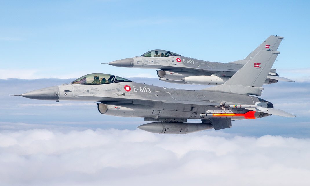 丹麥昨（20）日宣佈，將援助烏克蘭 19 架 F-16 戰機。 圖：翻攝自 visegrad24 X（前推特）帳號