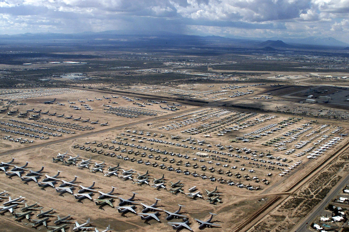 有「飛機墳場」之稱的美國亞利桑那州戴維斯-蒙森空軍基地。 圖：翻攝自Ｘ／@NakedPueblo63