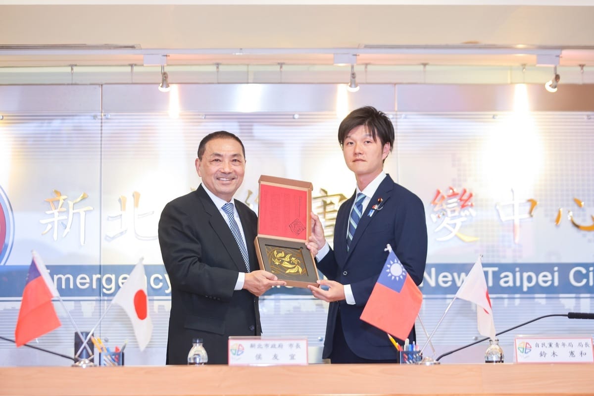 侯友宜致贈新北青年局青創基地培育青年團隊產品「豐收有魚」金屬壁飾，期許台日間的合作成果越發豐碩。 圖：新北市青年局/提供