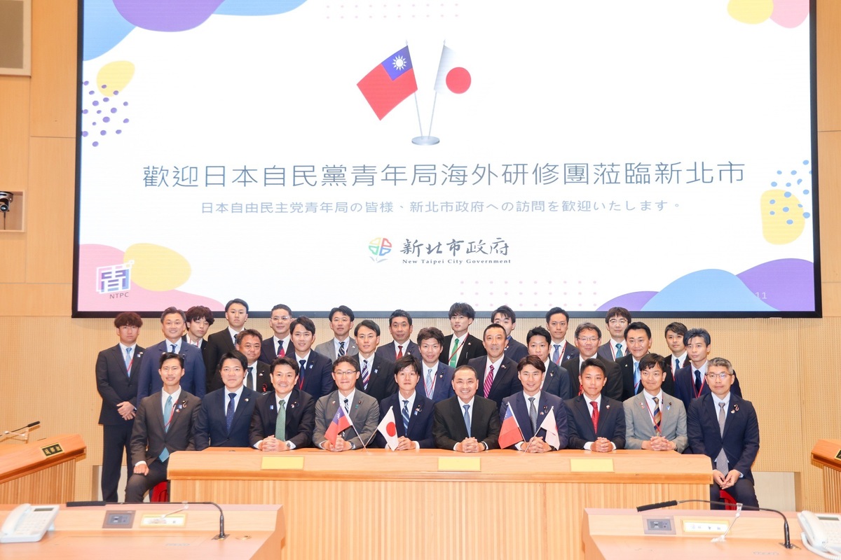 日本自民黨青年局局長鈴木憲和率眾議員參觀新北市災害應變中心，侯友宜熱情接待及合影留念。 圖：新北市青年局/提供