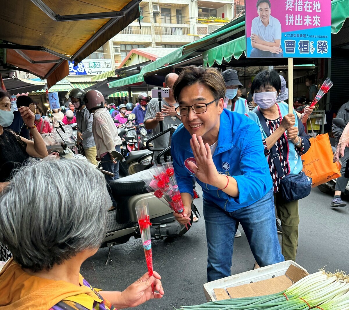 曹桓榮(中)要陳菊六小福釐清與雲豹的政商關係。 圖：曹桓榮服務處提供