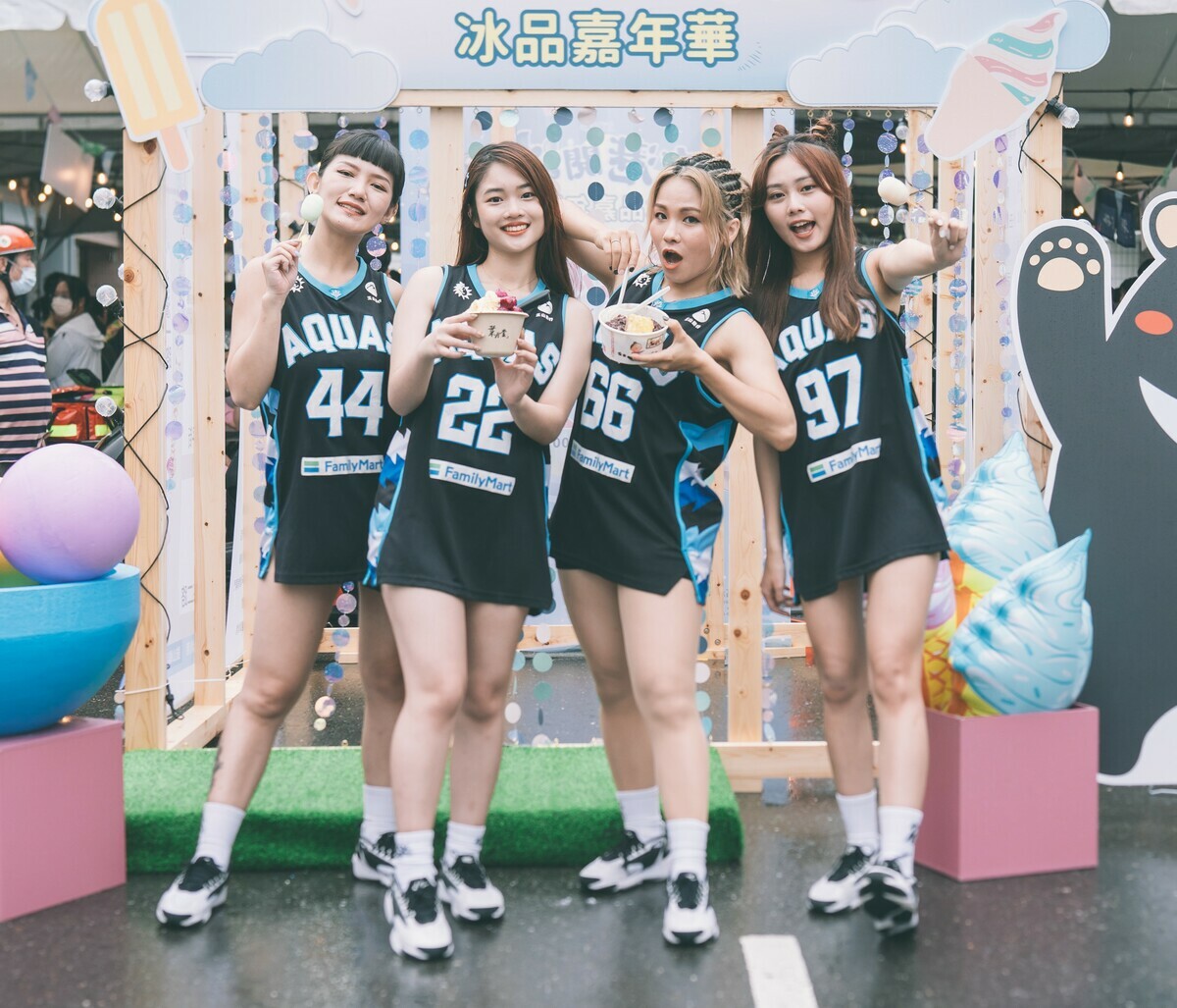 「大港閱冰」吸引冰友朝聖。 圖：高雄市觀光局提供