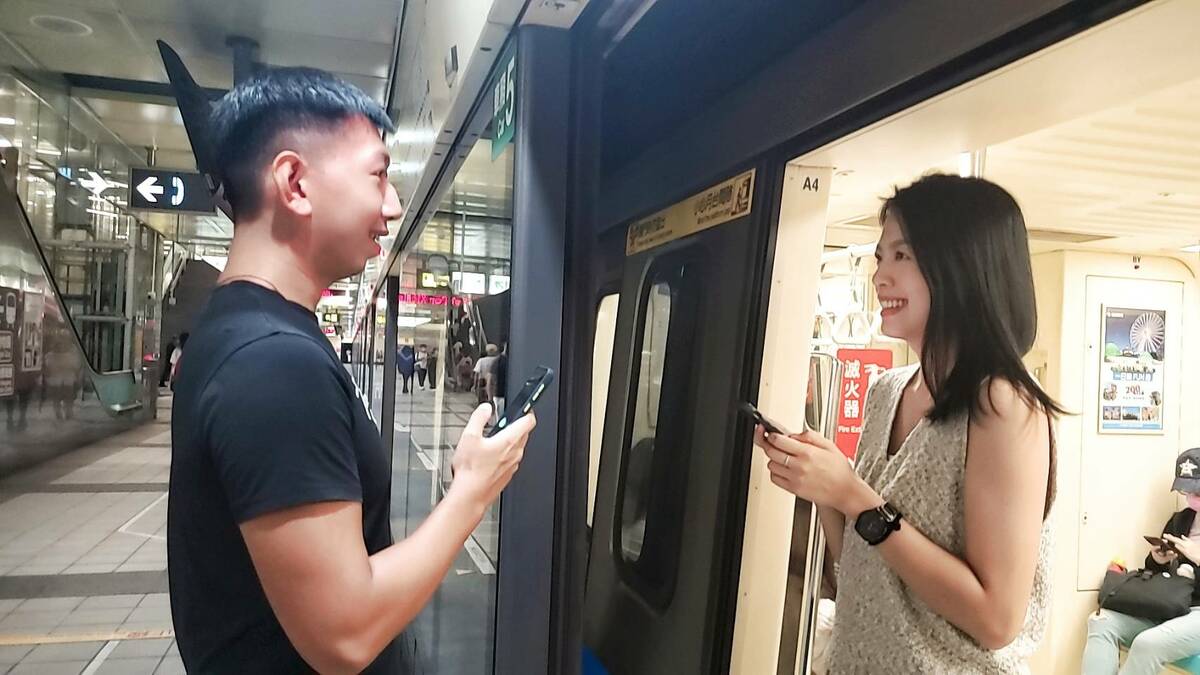 進入車廂後，依圖片提示操作，輸入車門旁的車廂及車門編號，完成後分享給朋友，對方就能知道目前列車所在位置。 圖：台北大眾捷運股份有限公司／提供