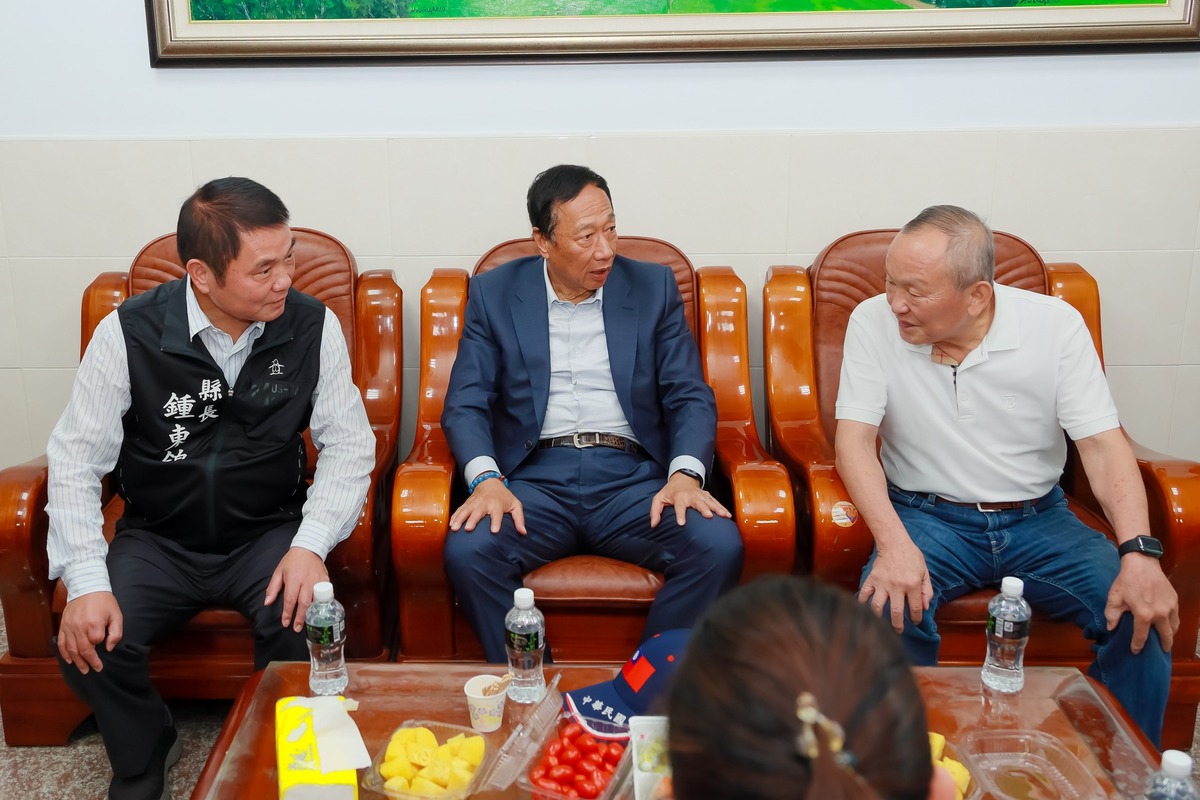 (左一)苗栗縣長鍾東錦，(右一)前苗栗縣長徐耀昌。 圖: 翻攝自 徐耀昌加油讚 臉書