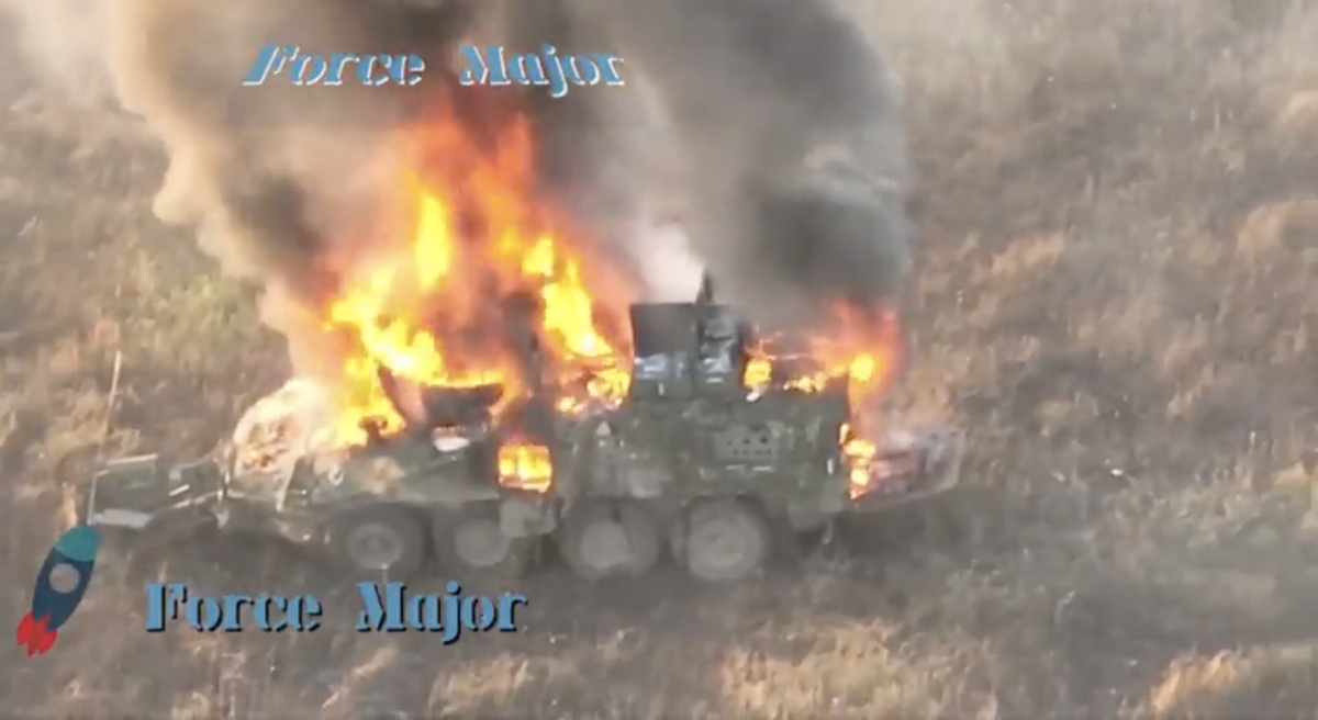 烏軍一輛 M1132 Stryker 史崔克裝甲車在戰場中俄軍襲擊摧毀。這是在俄烏戰場上首見被摧毀的此類型裝甲車。 圖：翻攝自X／@UAWeapons