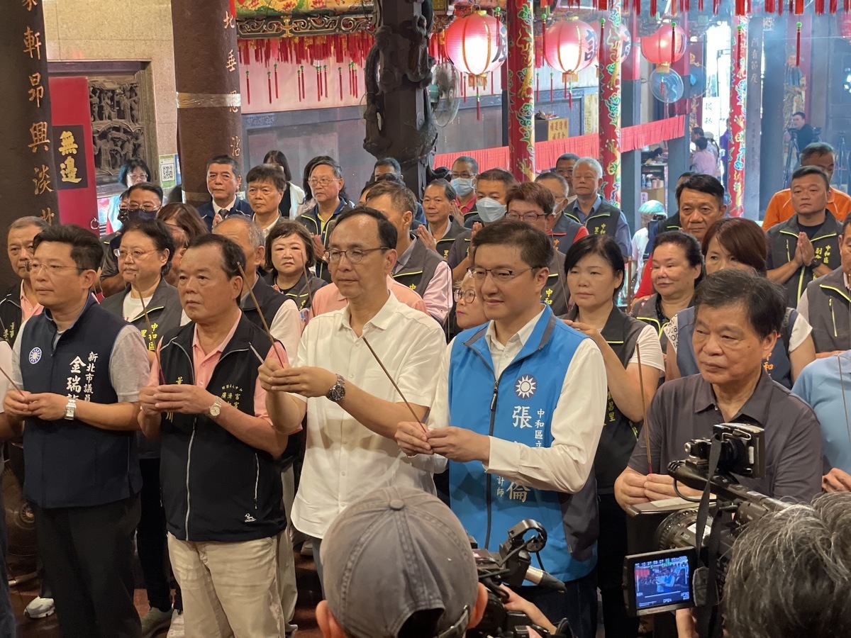 朱立倫陪同新北市立委參選人張智倫到廣濟宮上香祈福。 圖：國民黨/提供