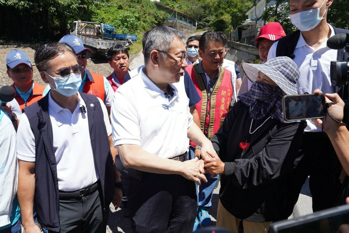 民眾黨總統參選人柯文哲今赴先前遭卡努颱風重創的南投縣仁愛鄉視察。 圖：民眾黨 / 提供