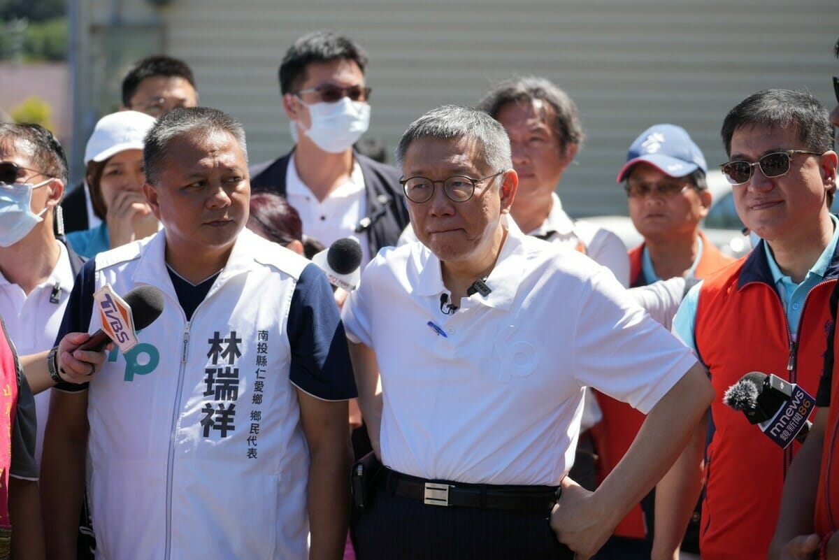 民眾黨總統參選人柯文哲今前往先前遭卡努颱風重創的南投縣仁愛鄉視察。 圖：民眾黨 / 提供