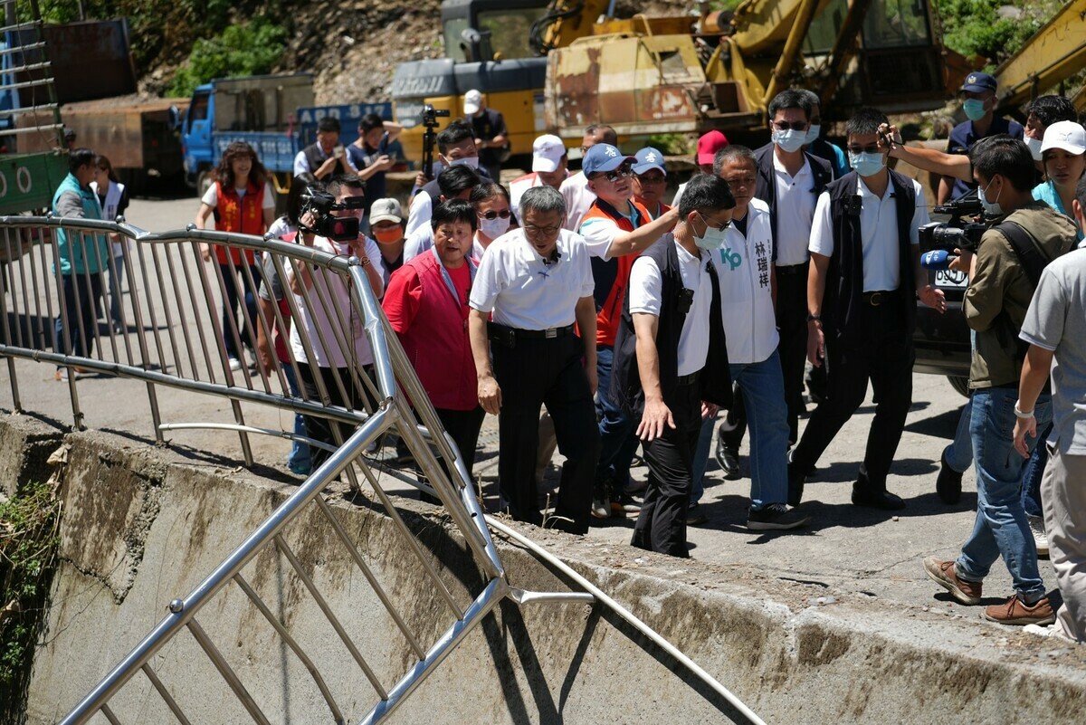 柯文哲今前往先前遭卡努颱風重創的南投縣仁愛鄉視察。 圖：民眾黨 / 提供