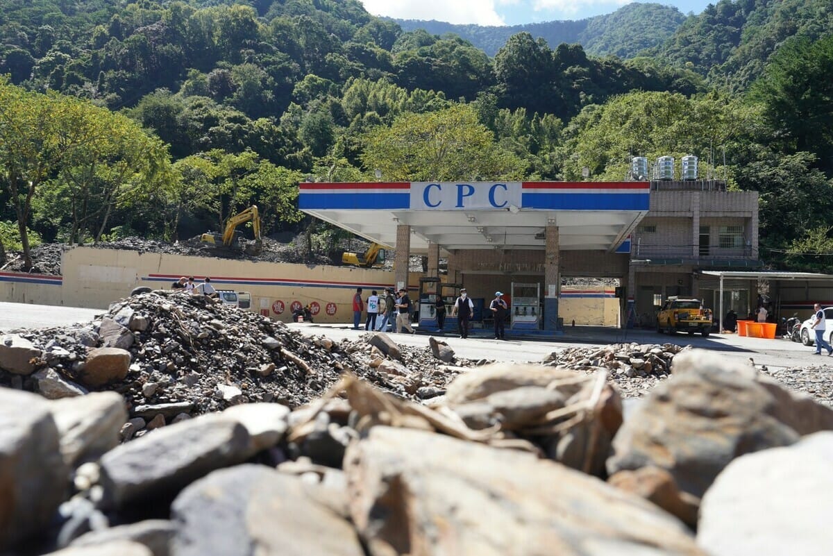 柯文哲今前往先前遭卡努颱風重創的南投縣仁愛鄉視察。 圖：民眾黨 / 提供