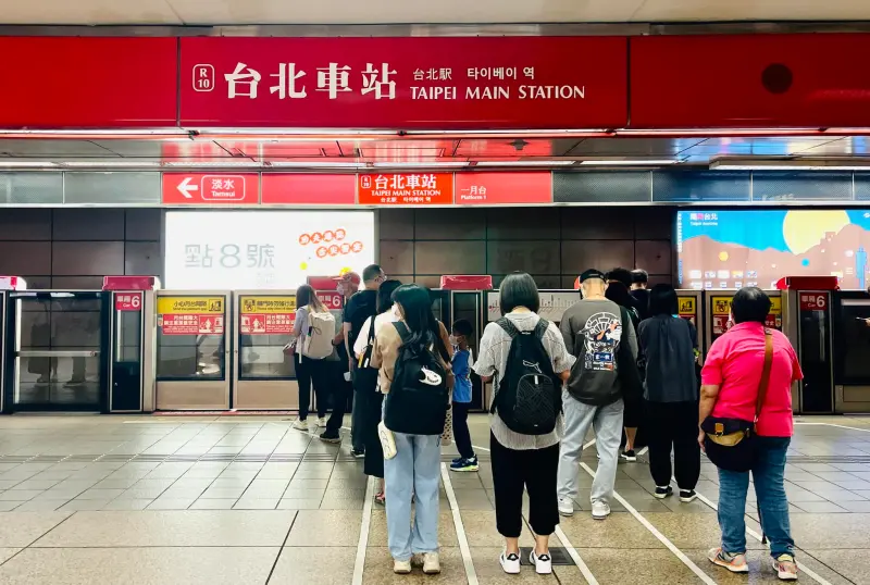 台大兼任主治醫師林子盟，在北捷月台上看到一群韓國女孩，因為月台有韓文標示而雀躍不已。 圖／林子盟醫師授權使用