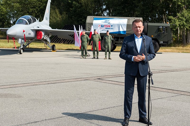 波蘭國防部長布瓦什恰克（Mariusz Błaszczak）證實美國同意出售 AH-64E 直升機予波蘭，並表示美國陸軍將先從自己的機隊中抽調幾架 AH-64E 送往波蘭。 圖：翻攝自X@Polska_Zbrojna