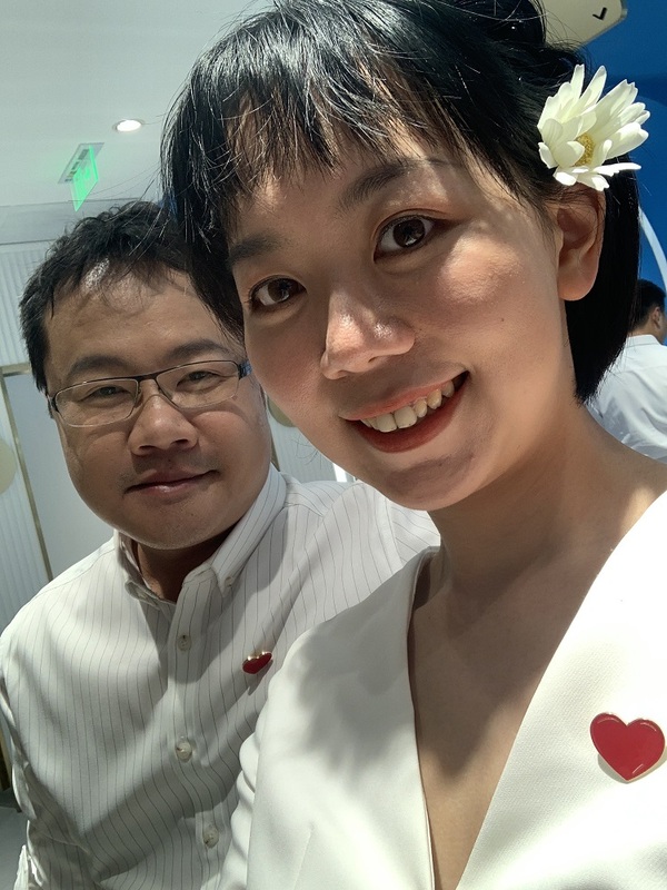 小鑫與先生在上海民政局結婚登記的照片。 圖：移民署提供