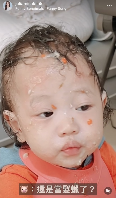 咪妃分享女兒第一次自己用湯匙吃飯，結果吃得到處都是。 圖：翻攝自咪妃IG