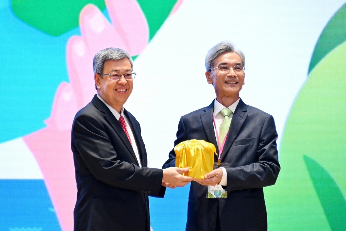 首任環境部長薛富盛從行政院長陳建仁手中接過印信。 圖：行政院提供