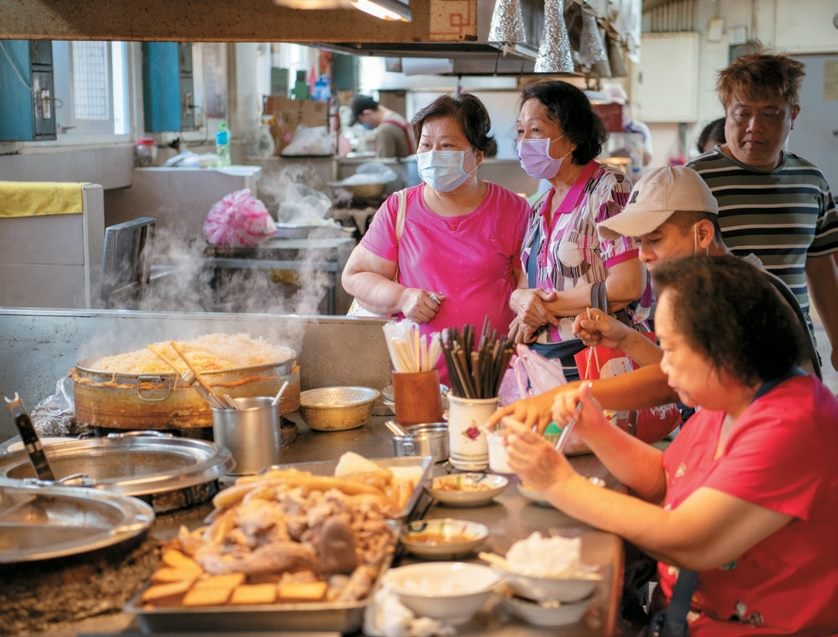 成德市場熟食區販售的美食種類多元，滿足不同客群。 圖：翻攝自台北市政府觀光傳播局官網