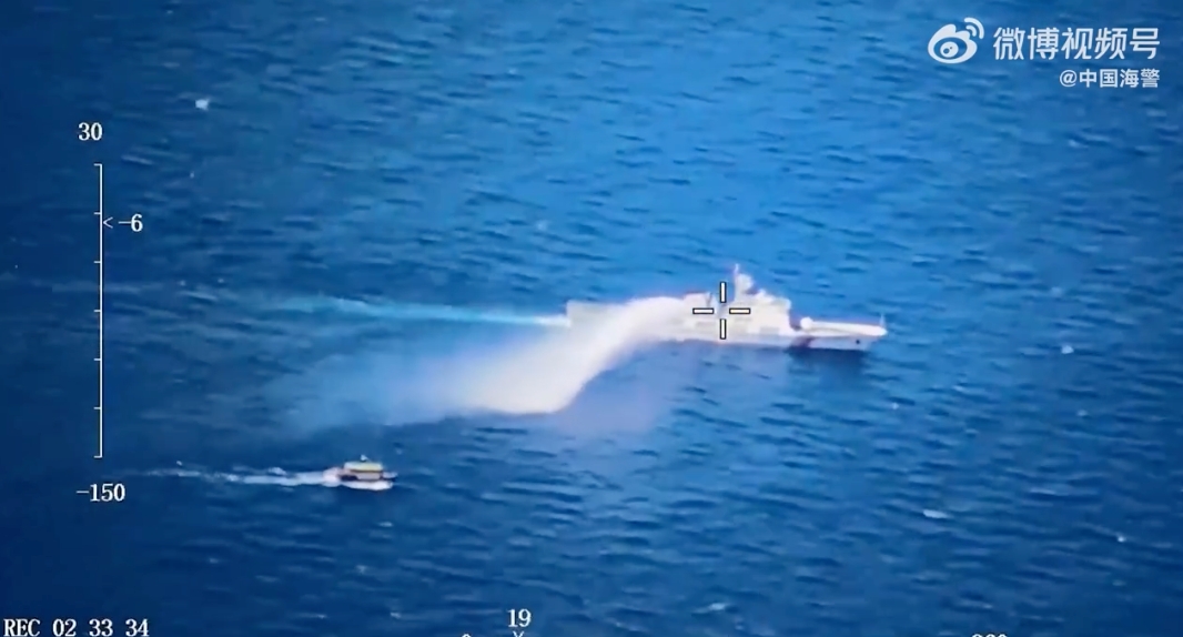 中國海警 5201 艦 5 日對菲船隻進行「警示性水炮噴射」，並稱「全程保持理性克制」。 圖：擷取自微博「中國海警」