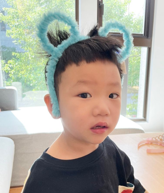 蔡波能在玩滑板時撞到表弟李小熊。 圖：翻攝自蔡波能IG