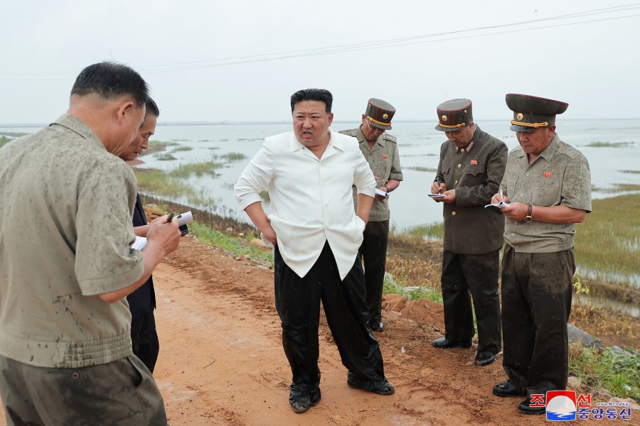 金正恩昨（21）日視察平安南道安石海涂地區的水災，批評官員救災不力、尸位素餐。 圖：翻攝自朝中社