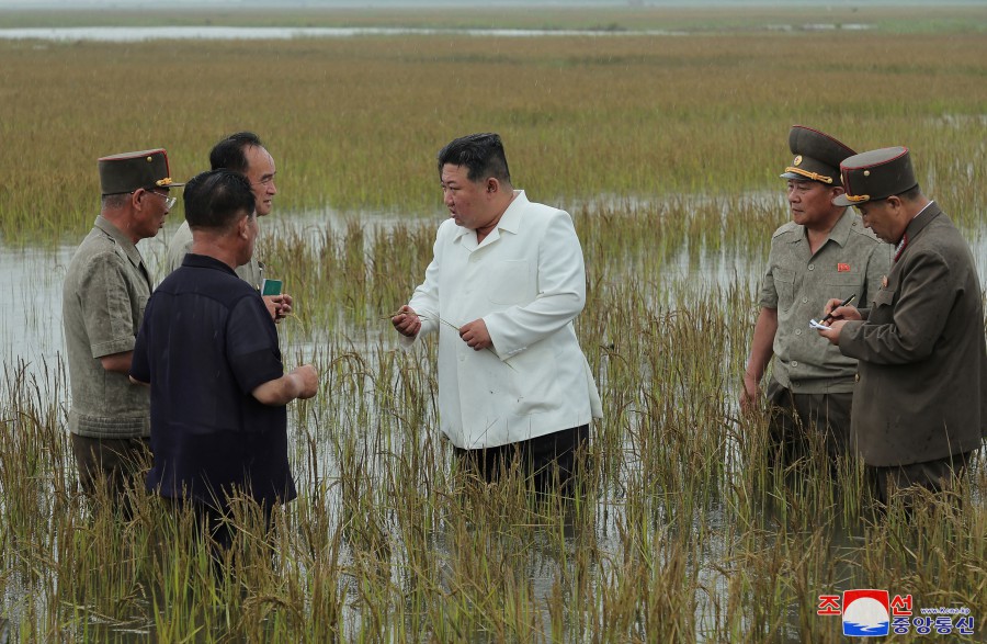 金正恩與多位官員一同視察當地水災。 圖：翻攝自朝中社