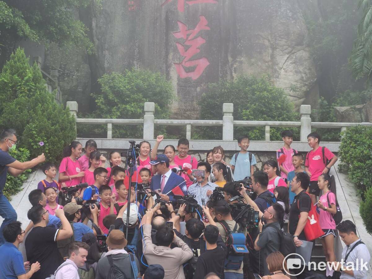 郭台銘與特地來合影的金門小學生呼籲和平的重要。 圖：黃建豪/攝