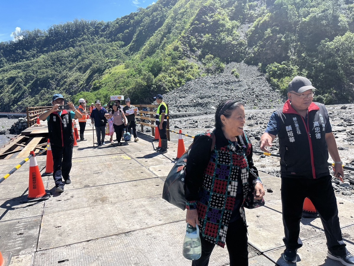 尚在修復中的明霸克露鋼便橋緊急開放供民眾通行。 圖：高雄市原民會提供