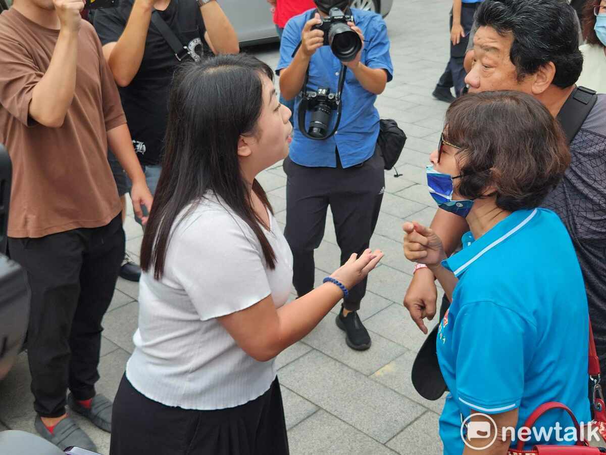 楊佩樺在場外持續與郭台銘支持者口角。 圖：黃建豪/攝