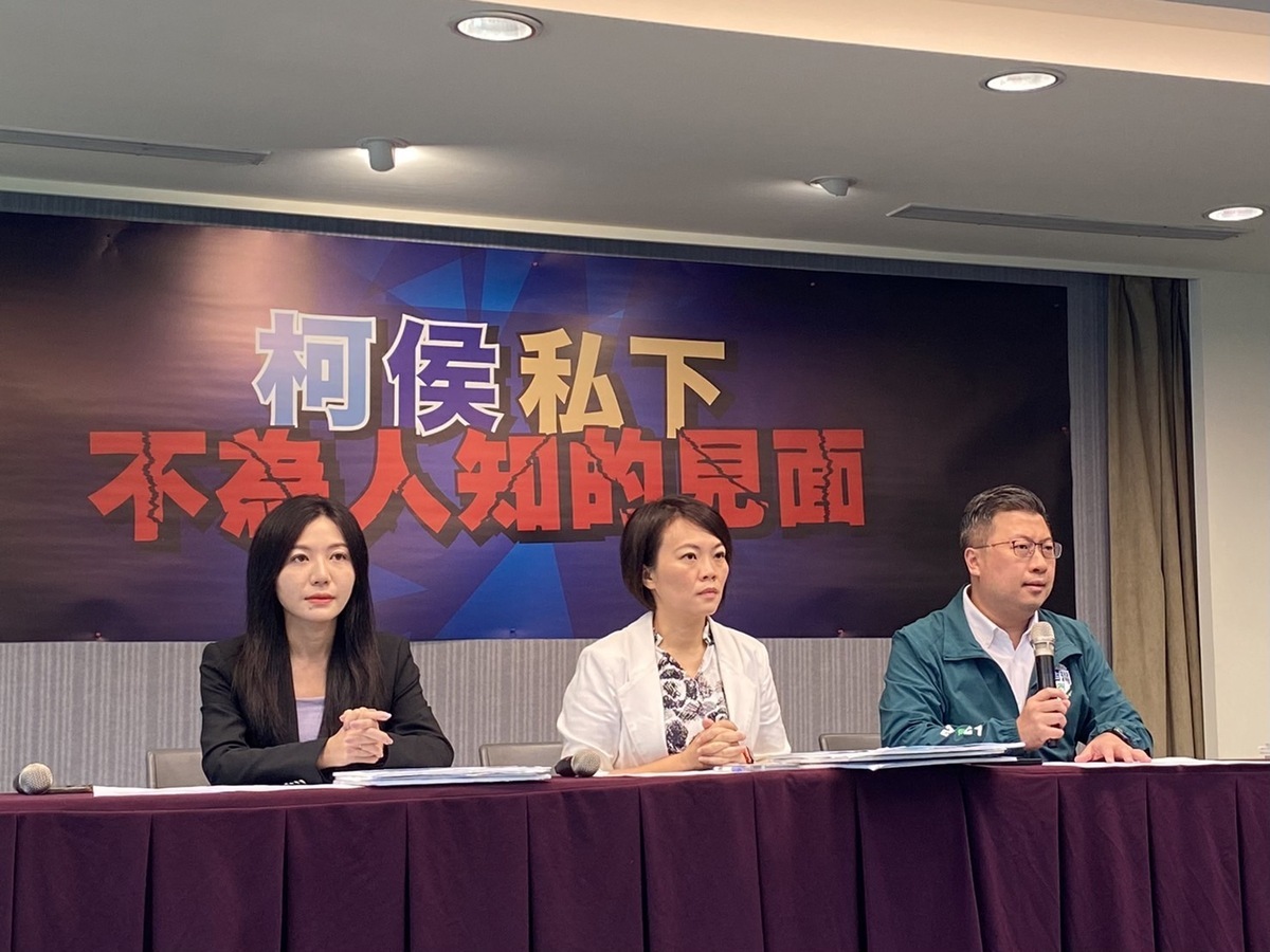民進黨發言人張志豪（右）、台北市立委參選人吳沛憶（左）及台北市議員簡舒培（中）今（23）日召開記者會。 圖：民進黨提供