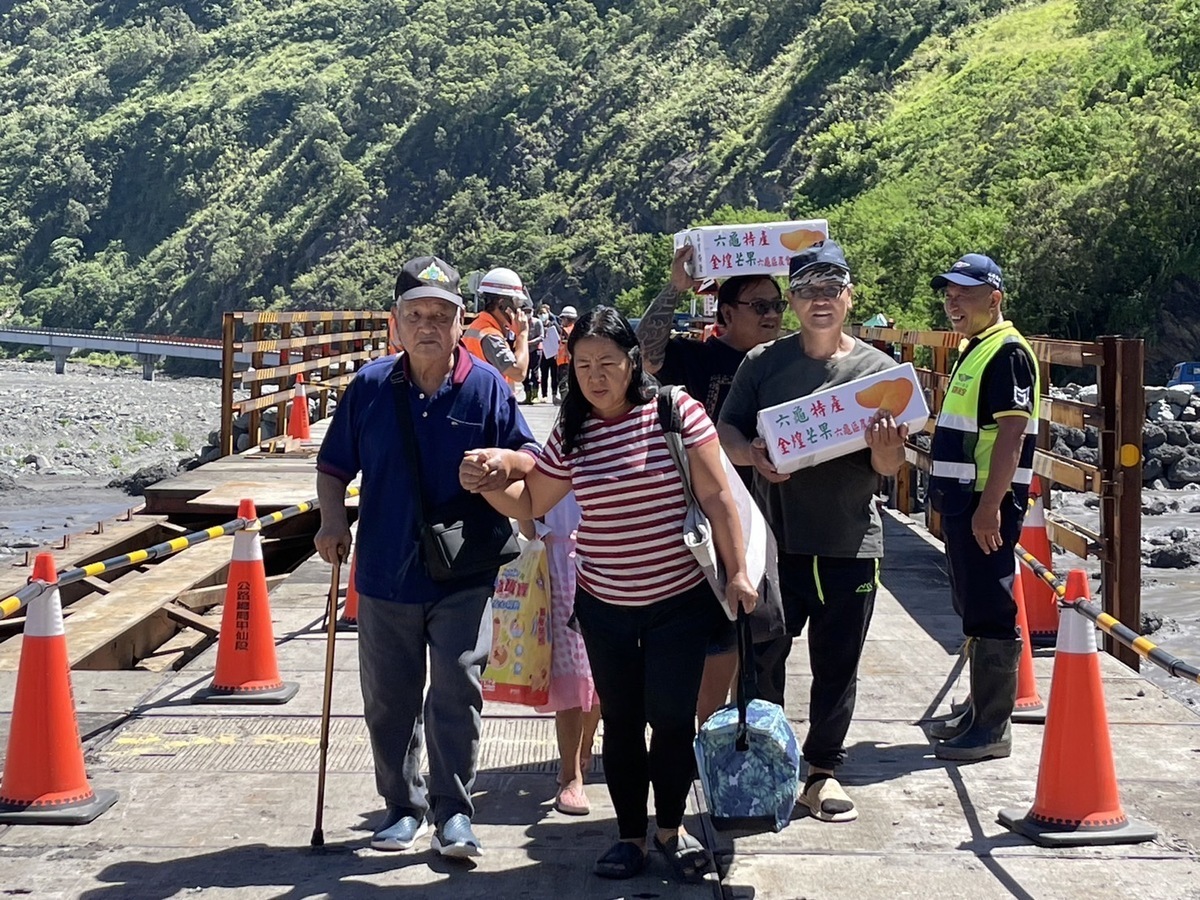 部落民眾扶老攜幼走過明霸克露橋行人便道。  圖：高雄市原民會提供
