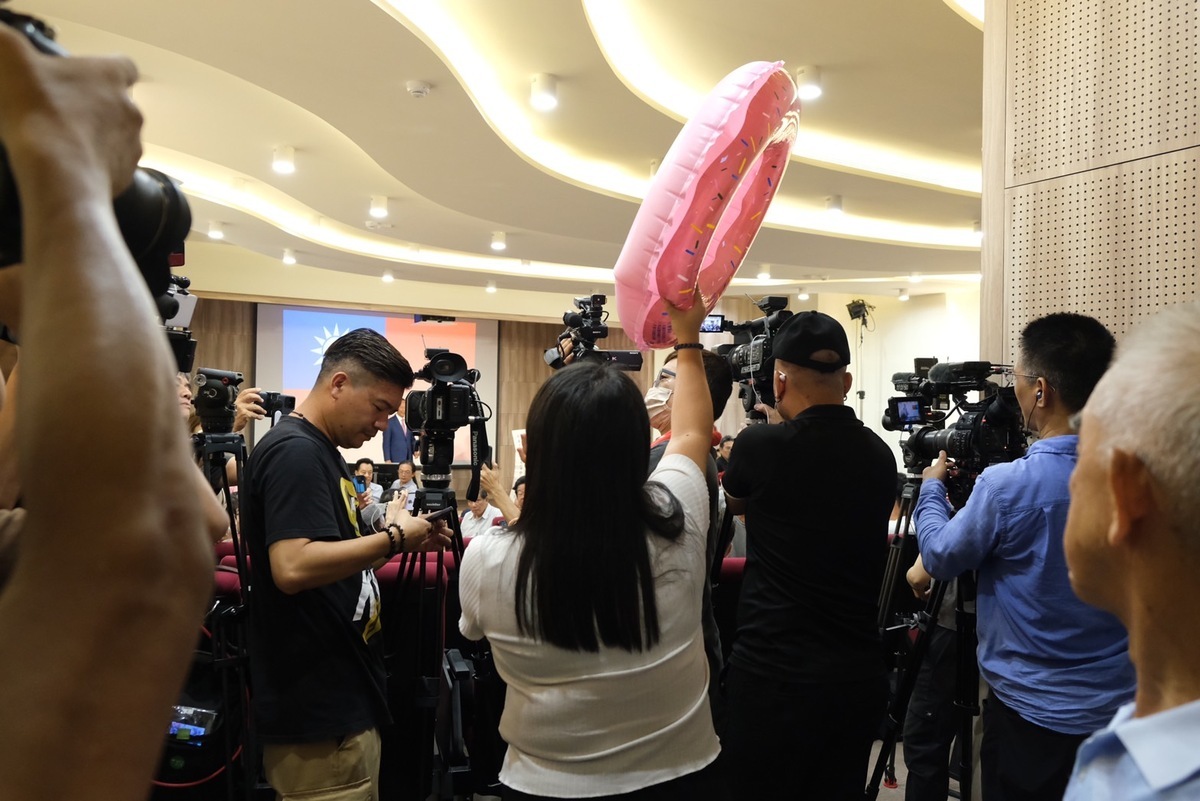 楊佩樺高舉游泳圈要郭台銘游去中國。 圖：台灣基進提供