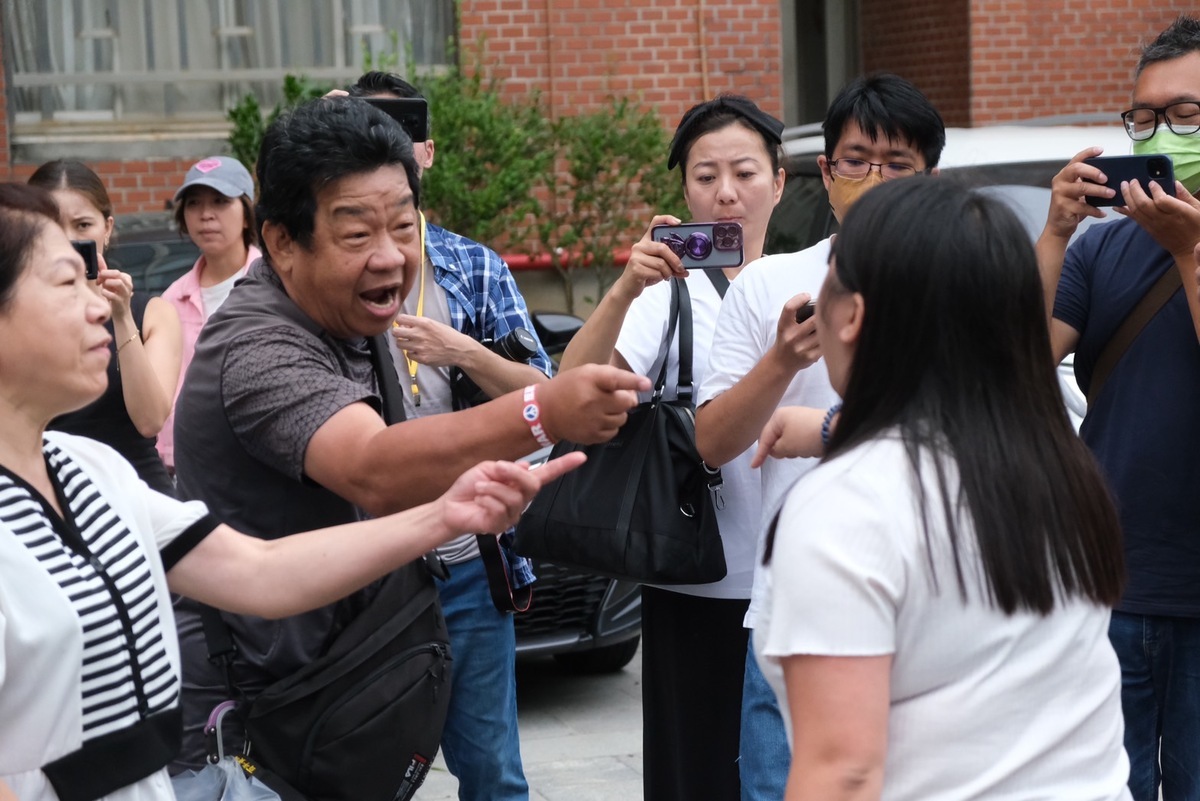 楊佩樺(右)在外與郭的支持者對罵。 圖：台灣基進提供